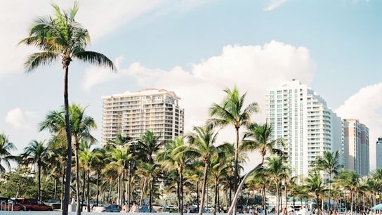 South Florida Housing Market Cools as Homes Linger Longer on Market (featured)